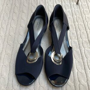 Women’s Sz 8.5 London Fog Navy open toe dress shoes. Silver circle detail 1.75”